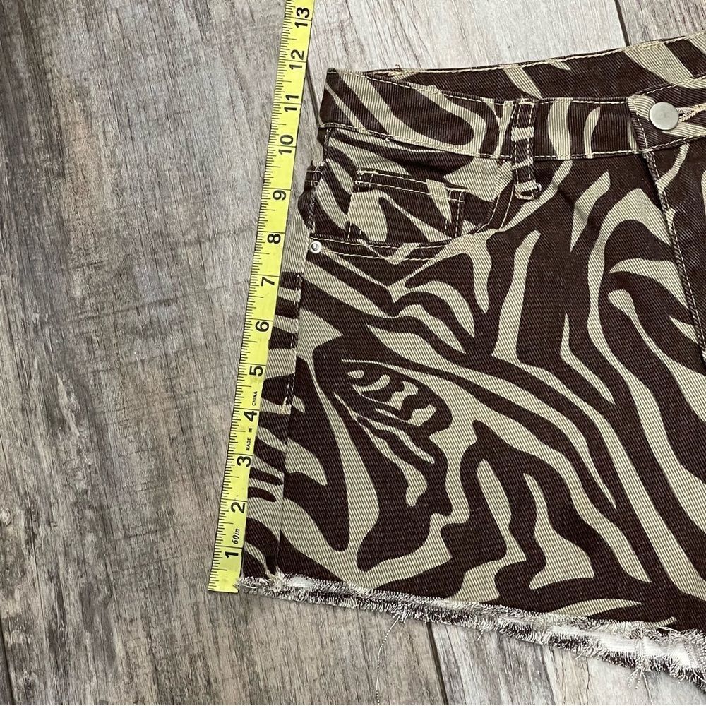 SHEIN High Waist Raw Hem Tiger Striped Short Shorts Brown Cream Size Small - Picture 8 of 8